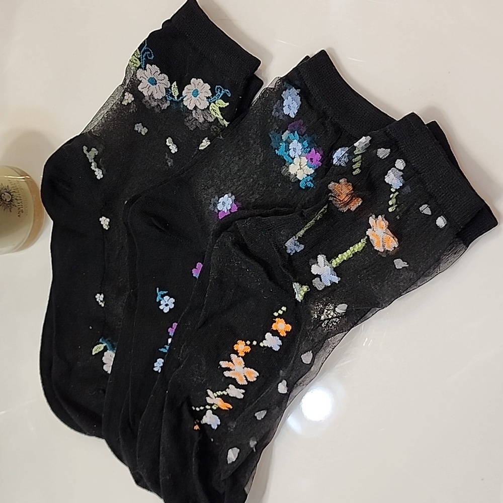 NEW 5 Pairs Of Floral/Lace Thin Nylon Short Socks - Picture 3 of 3